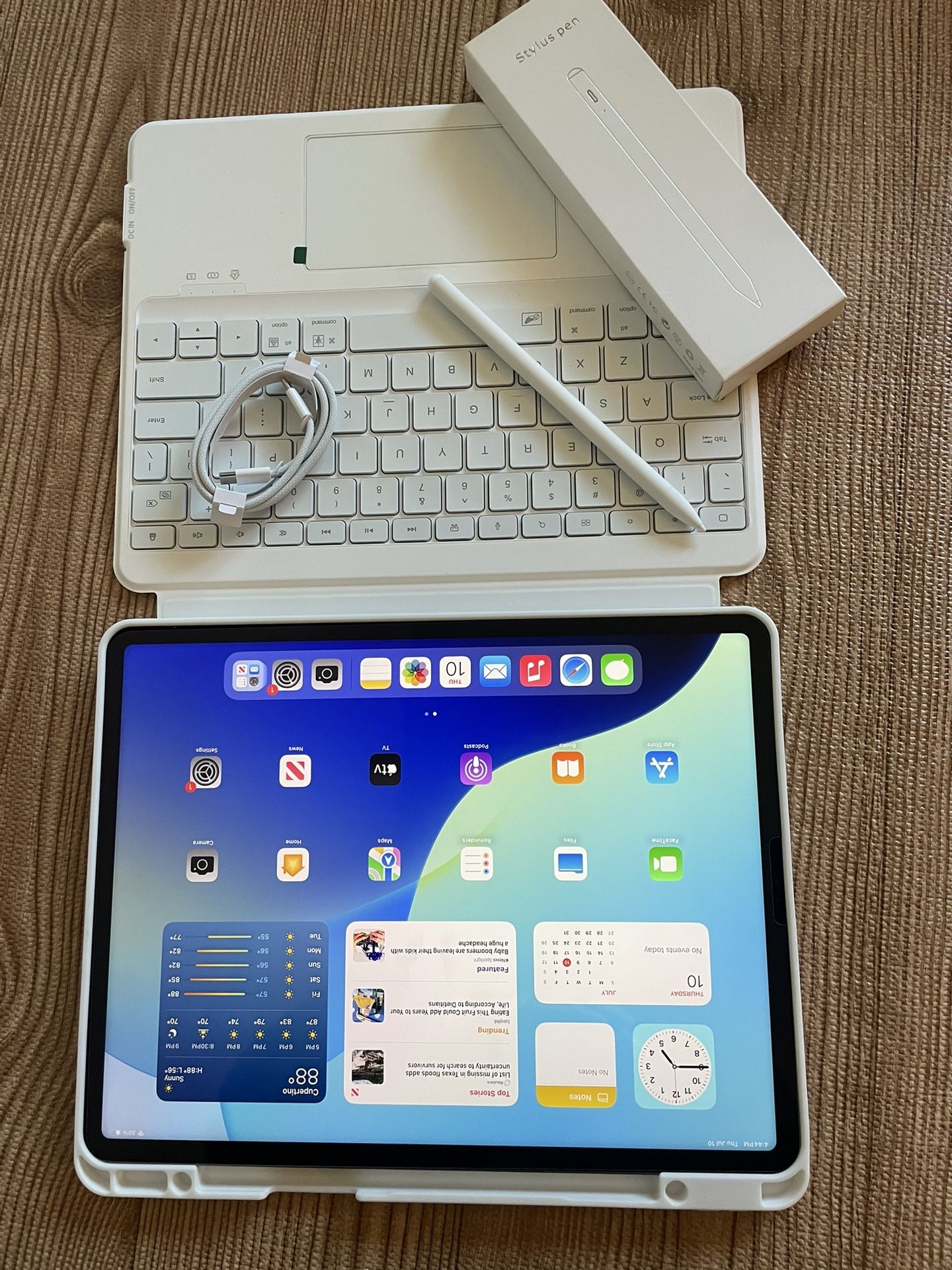 iPad Pro 12.9” (M2 chip / 2022 model) 6th Generation 128GB with keyboard case and stylus pen