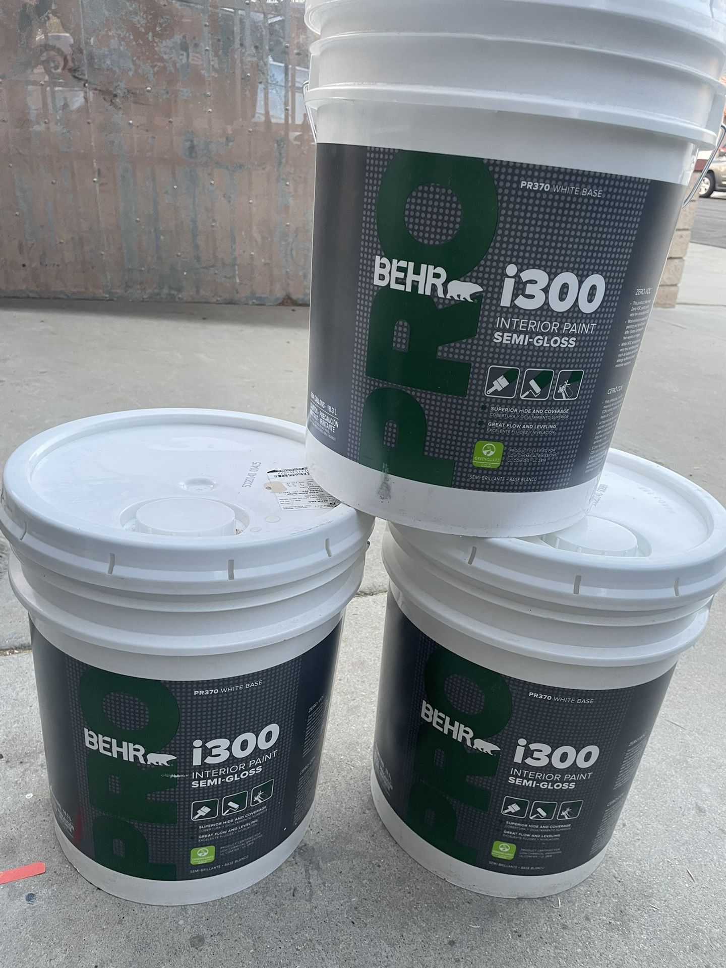 BEHR  I300  WHITE COLOR