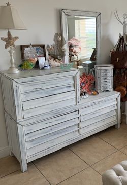 Solid wood.Dresser with big mirror