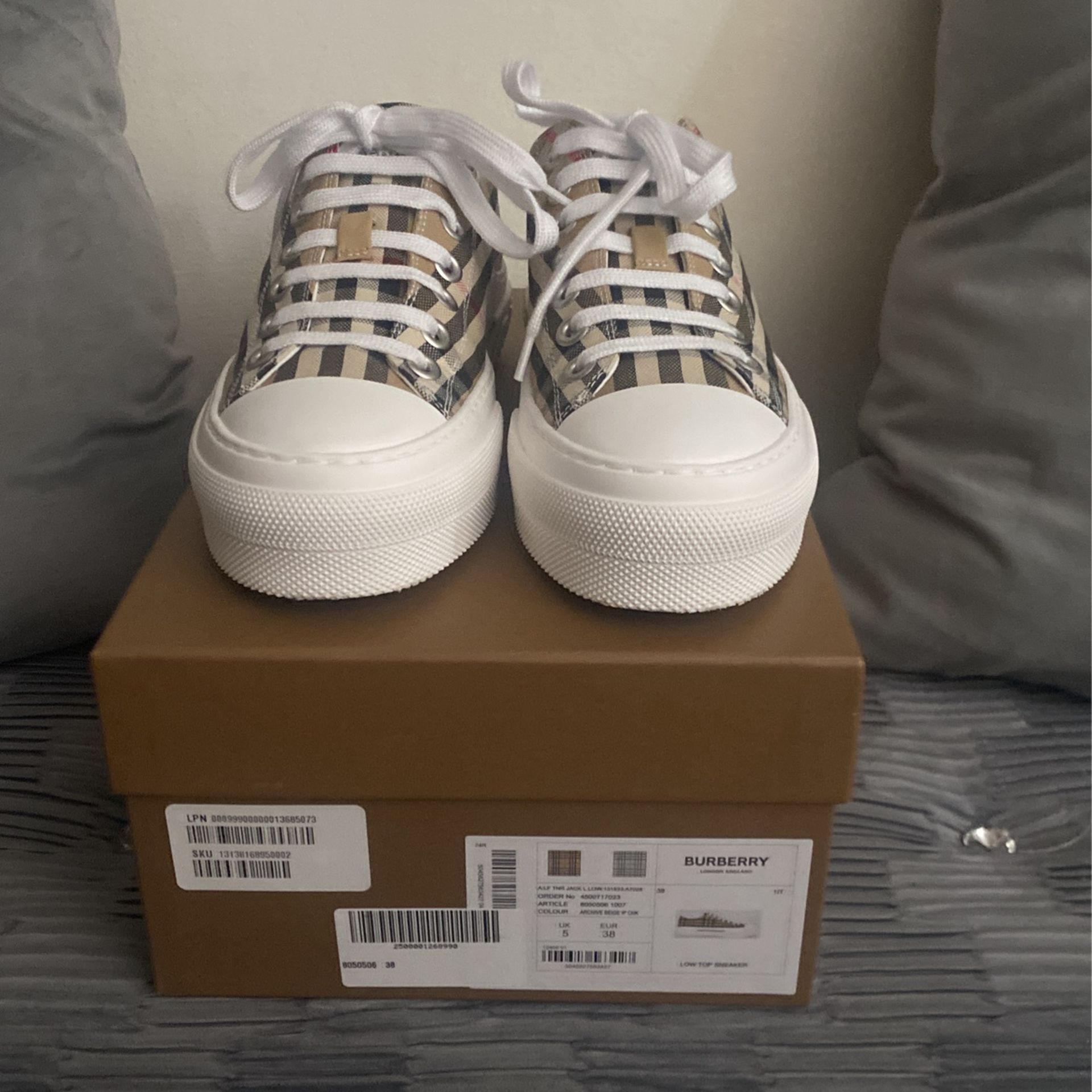 BURBERRY  LOW TOP  SNEAKER BRAND NEW SIZE 38……..$300