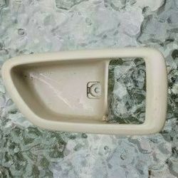 Interior Inside Door Handle Right Passenger Side Beige for 00-04 Toyot - $10 (Pawtucket)