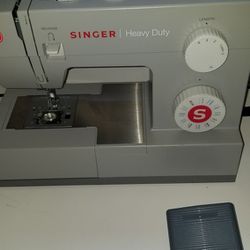 Sewing Machine Singer  model 4423
