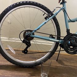  Huffy Mountain Bike for people 5”0 - 5”11 (NORMAL USE) 