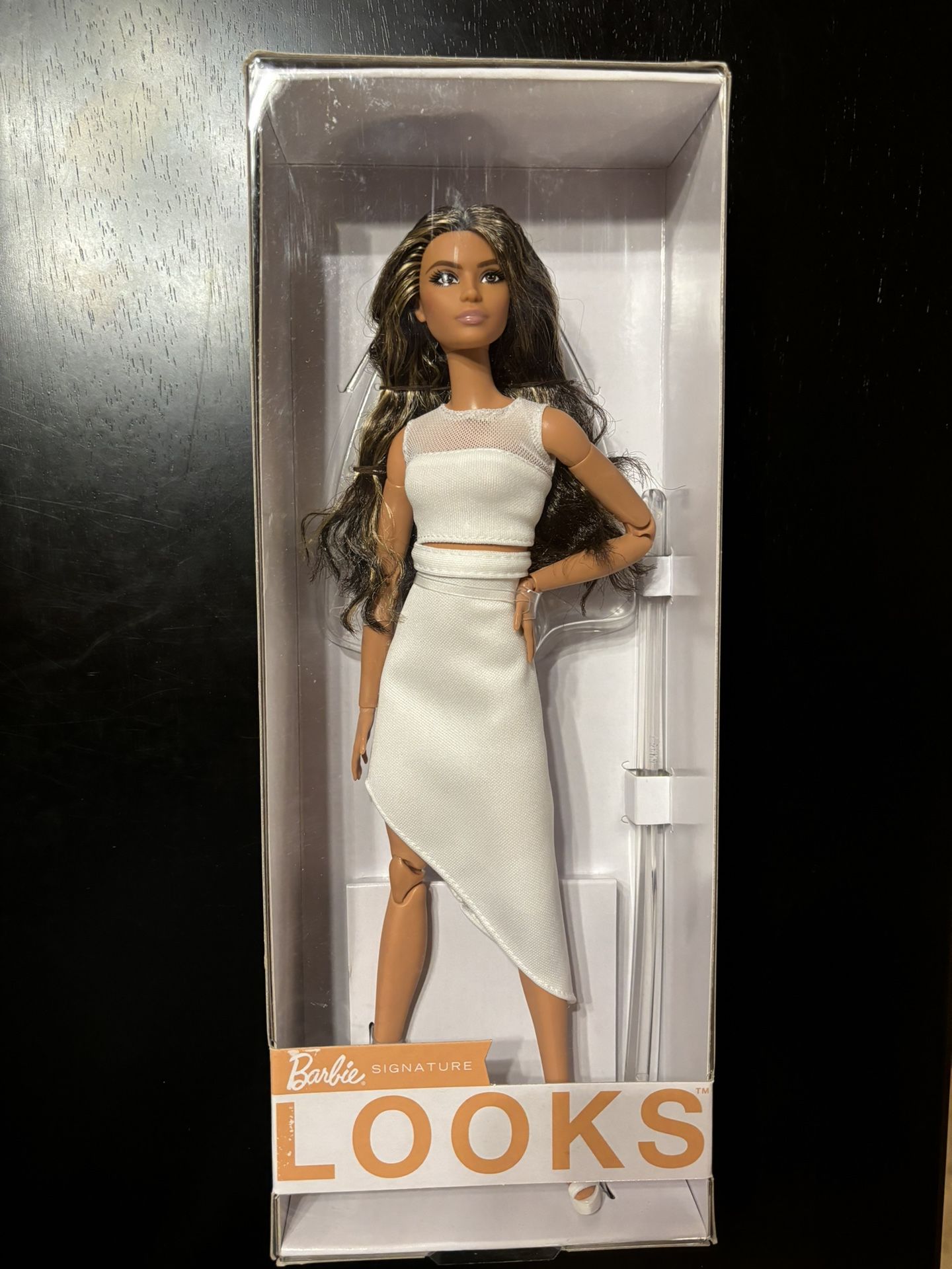Barbie Looks Doll - Brunette (white Dress)