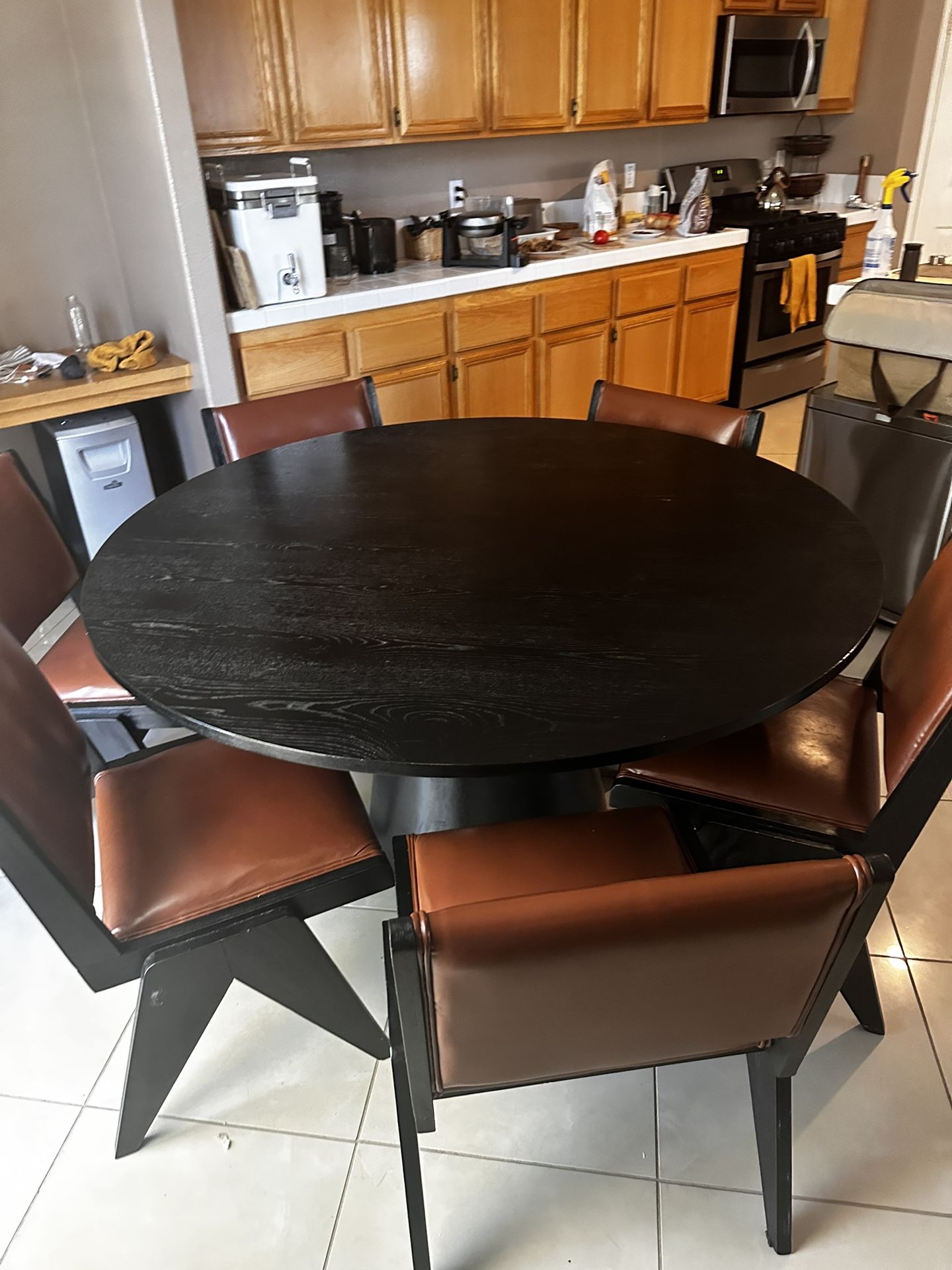 60” Round Table And Chairs 🤩🤩🤩