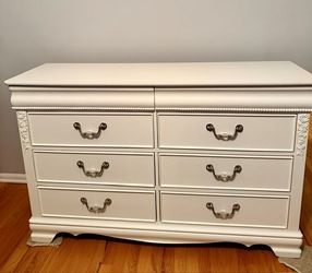 White French-Style Dresser – 8 Drawers, Beaded Trim, Glass Pulls - $250 (Edison, NJ)