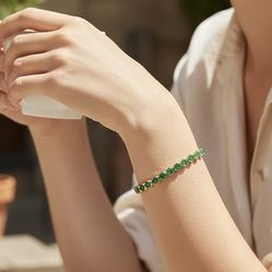 18k Gold Bracelet with natural Emeralds