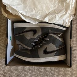 Jordan 1 Mid 