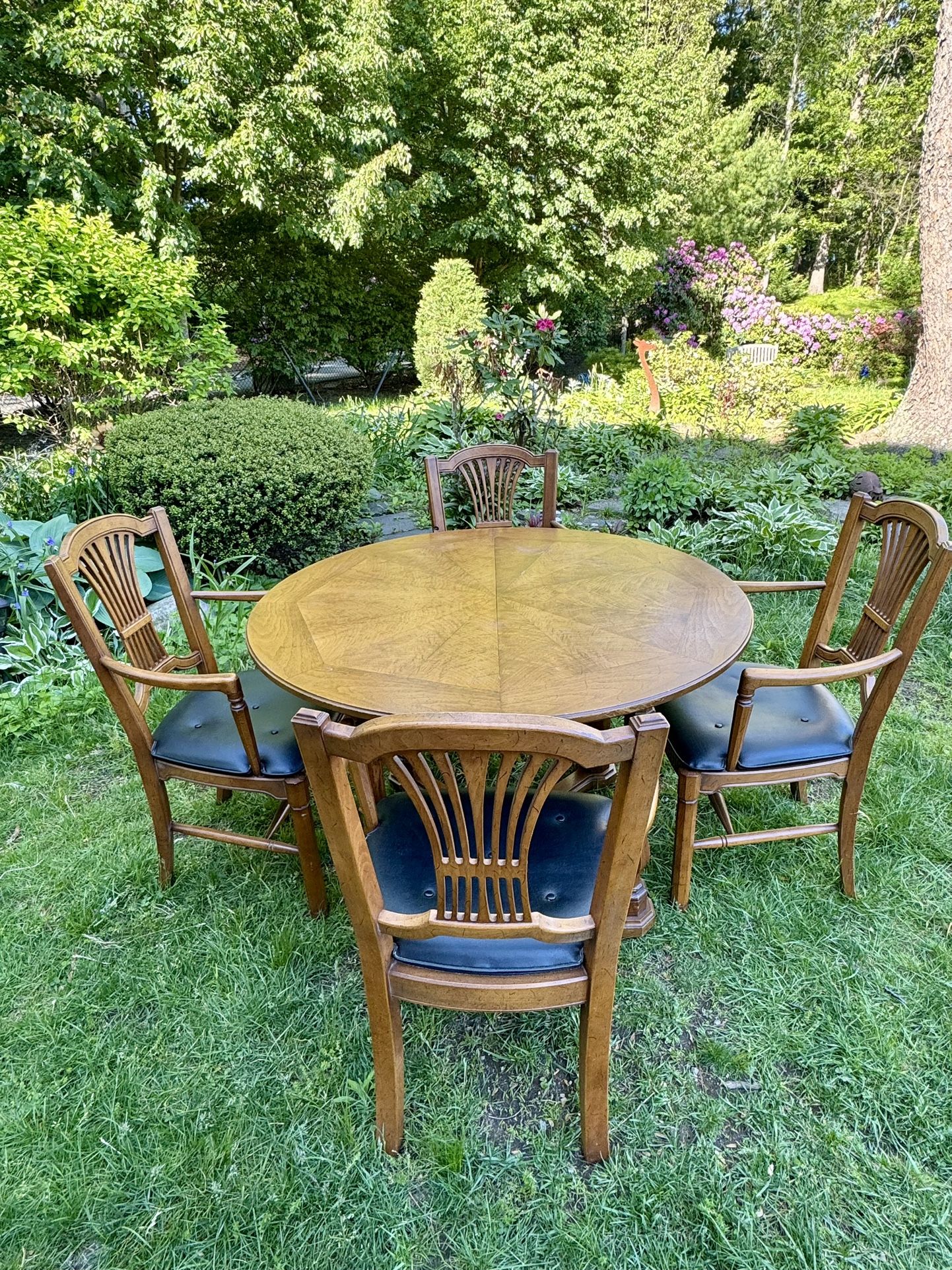 Chippendale-style Henredon Dining Set: 2 Leaf, 4 Chairs, Custom Glass Round Top