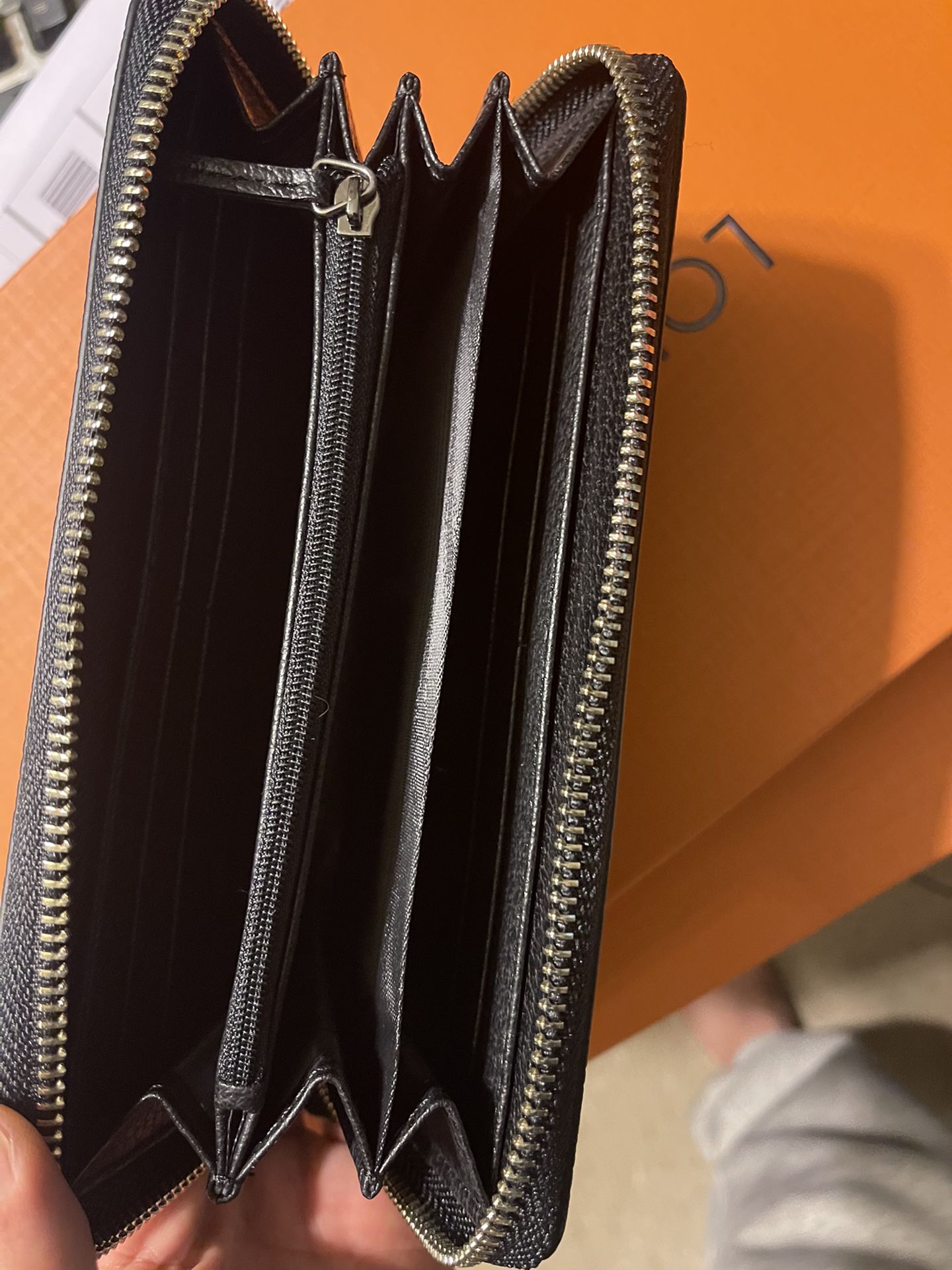 Gucci Wallet , Gold Bees Men's for Sale in Bowling Green, NY - OfferUp