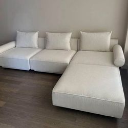 Moe’s Home Rosello Sectional