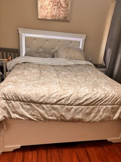 Full bedroom including mattress and box