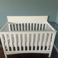 PERFECT CONDITION Crib and Beautyrest mattress 