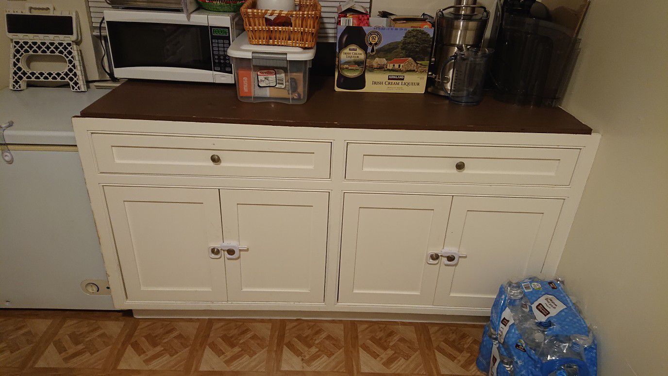 Kitchen cabinet storge
