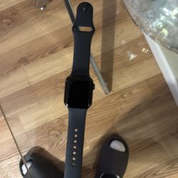 Apple wtxh 40mm comes wit charger