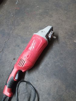 Makira Grande Marca Milwaukee