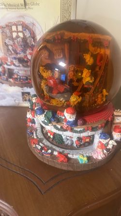Grandeur Noel Collectible Musical Water Globe "Santa Claus is Coming toTown"