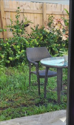 Round table 4 chairs