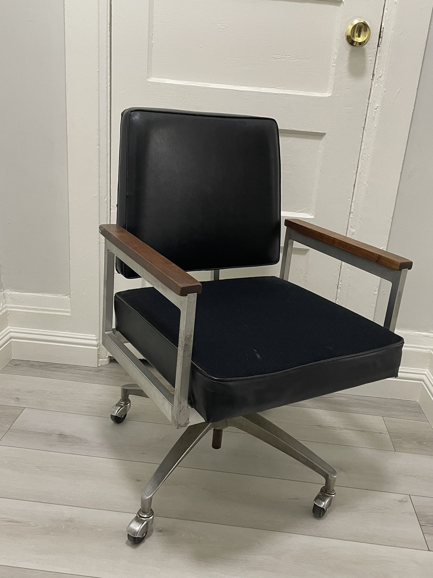 MCM CASTER CHAIR