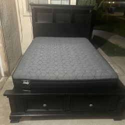CAMA FULL SZ DE MADERA SOLIDA CON ESTANTES Y CONECTORES DE LUZ EN CABECERA Y 2 CAJONES ENFRENTE CON COLCHÓN SEALY USADA BUENA CONDICIÓN 