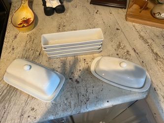1 butter plate  withe the lit, 1 cheese plate with the lid and 4 olive  plates