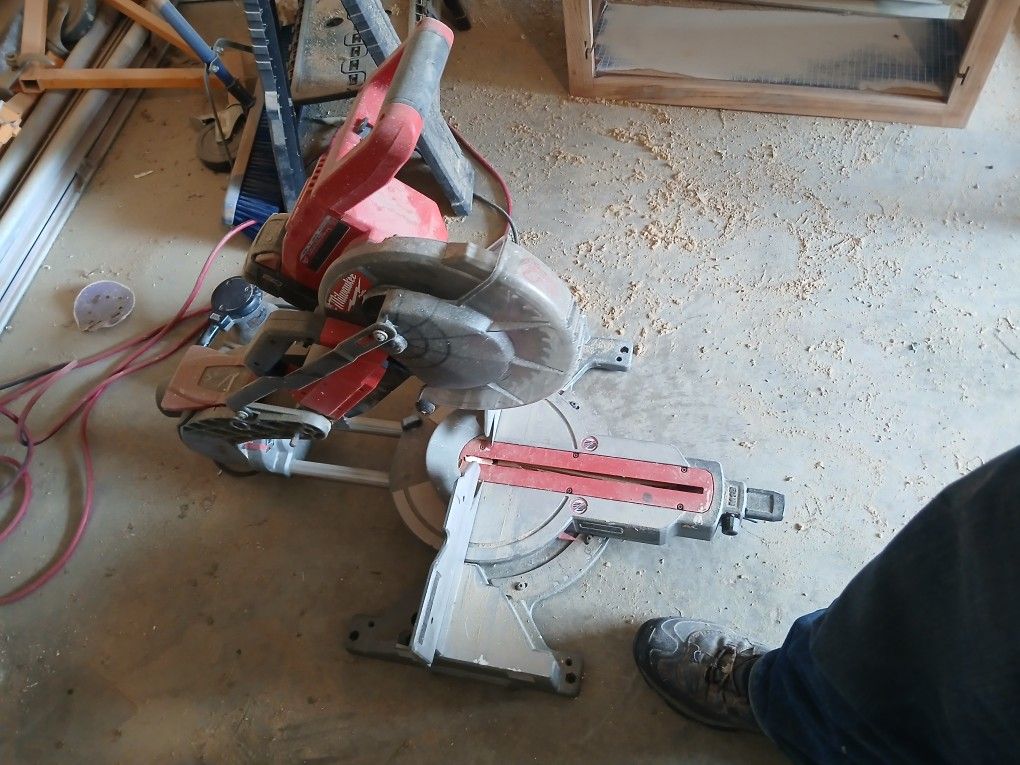Milwaukee Beviel M18 Fuel.chop.saw