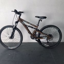 BICYCLE GIANT 27 SPEED EXCELLENT CONDITIONS 