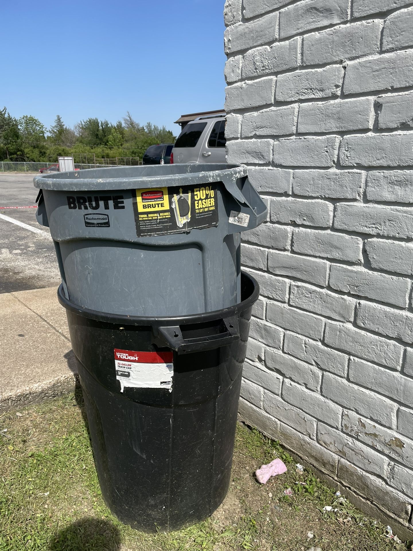 2 Trash Cans