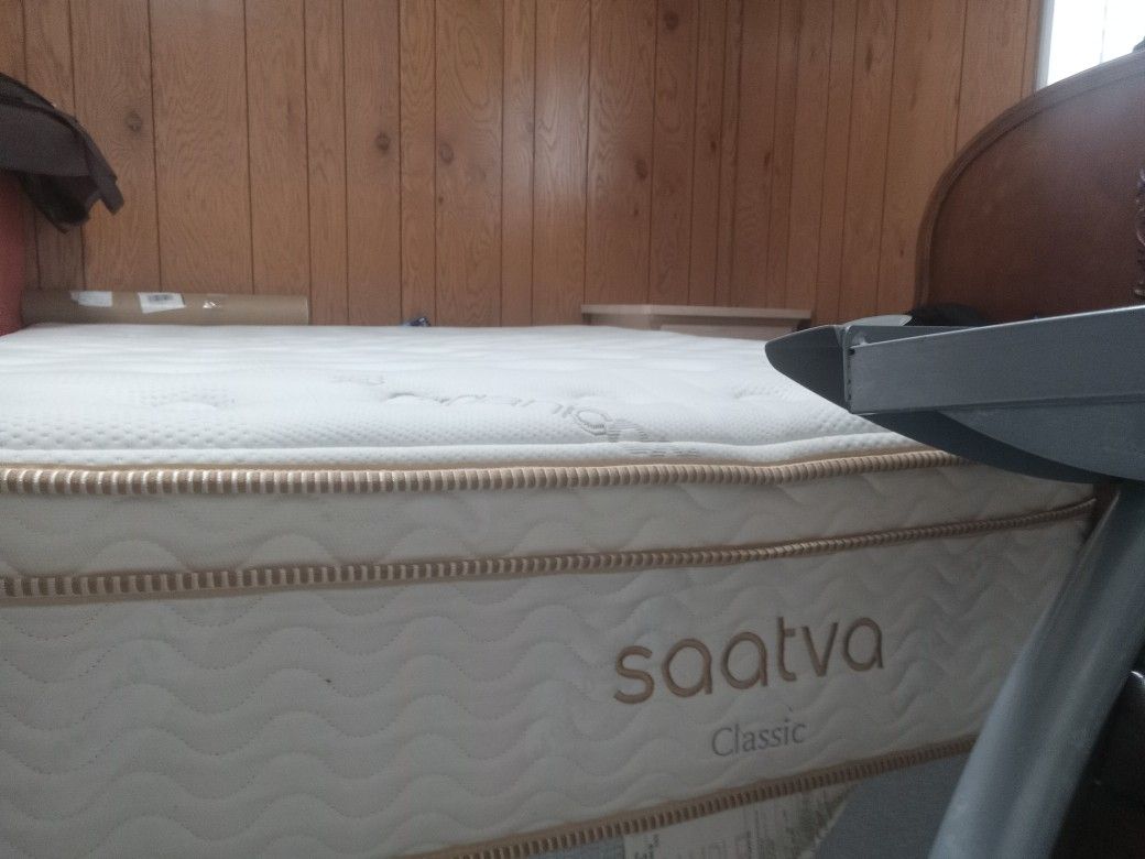Queen Size Bed Saatva