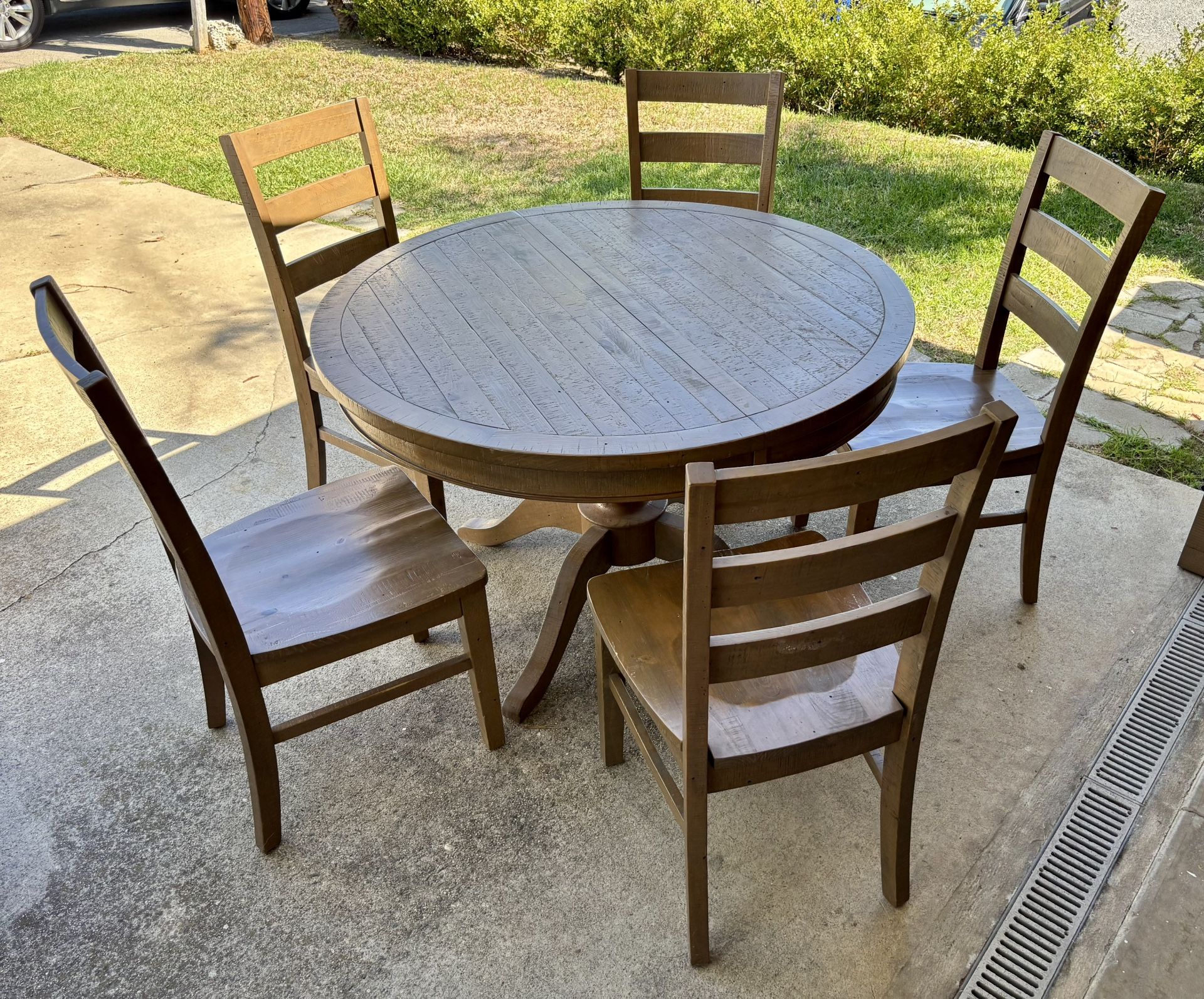 Beautiful Extendable Dining Room Set With 5 Chairs