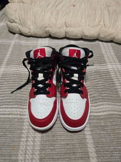 Air Jordan 1 Mid Chicago Red White Black