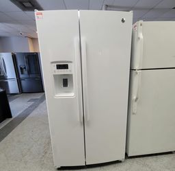 GE Side‑by‑Side Fridge – White, Ice & Water Dispenser