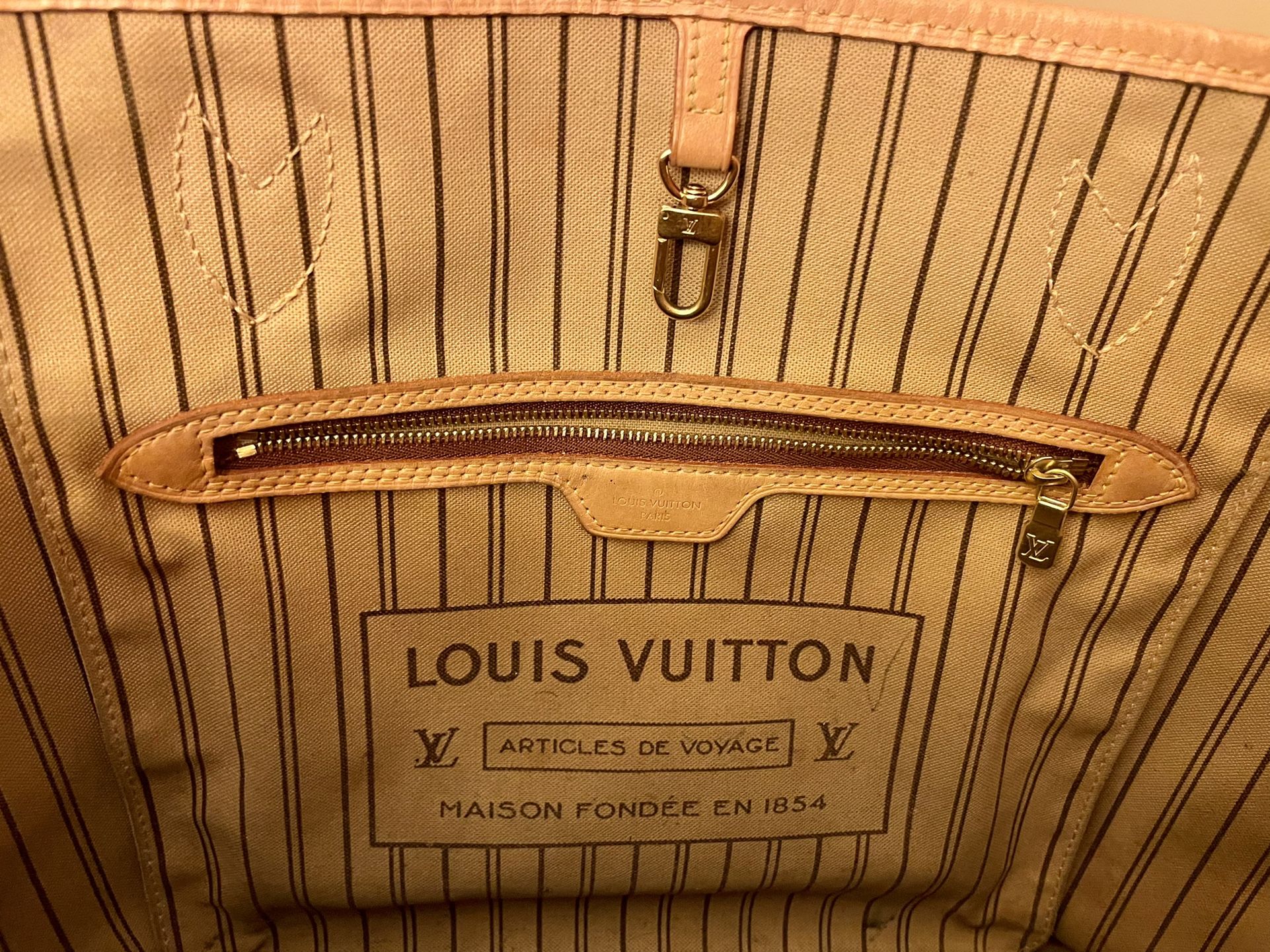 Louis Vuitton Neverfull MM Cherry Lining for Sale in Bellevue, WA - OfferUp