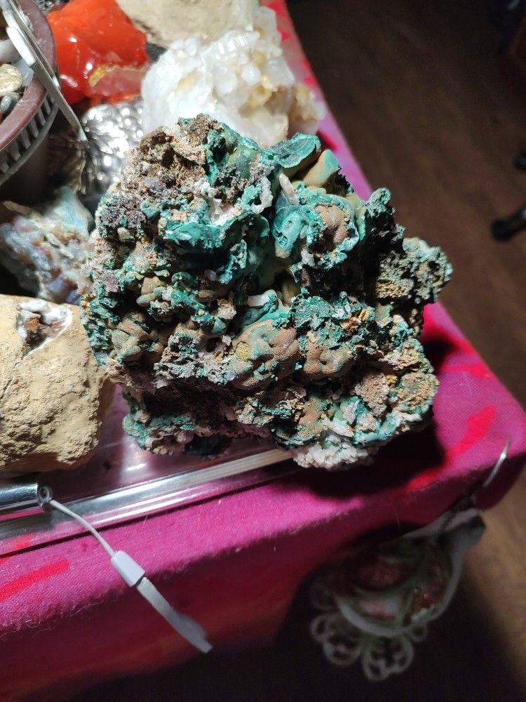 Malachite ,Q U A R T Z With Iron Oxide, Sabertooth And Fluorite