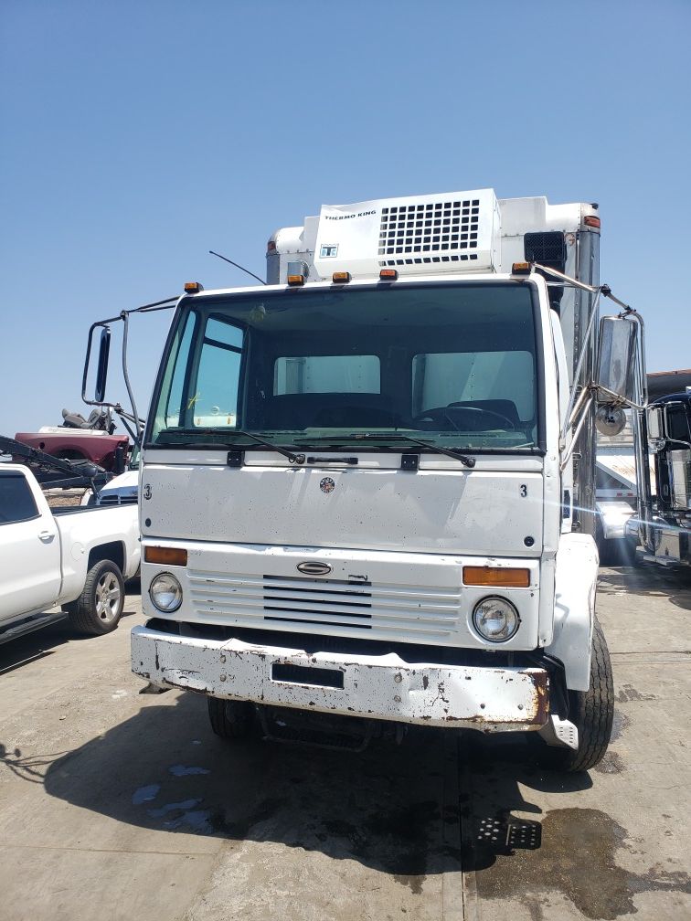 1999 sterling Cummins 5.9 automatico caja 18 pies termica trabaja muy bien buenas condiciones 4800 obo