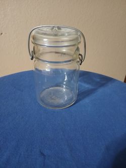 ANCHOR HOCKING PINT CANNING JAR WITH WIRE BALE AND GLASS LID, CLEAR GLASS, ANCHOR HOCKING SYMBOL ON THE BOTTOM OF JAR