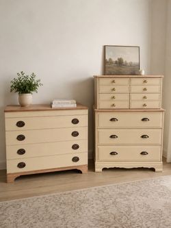 Vintage Bedroom set! Set of two dressers