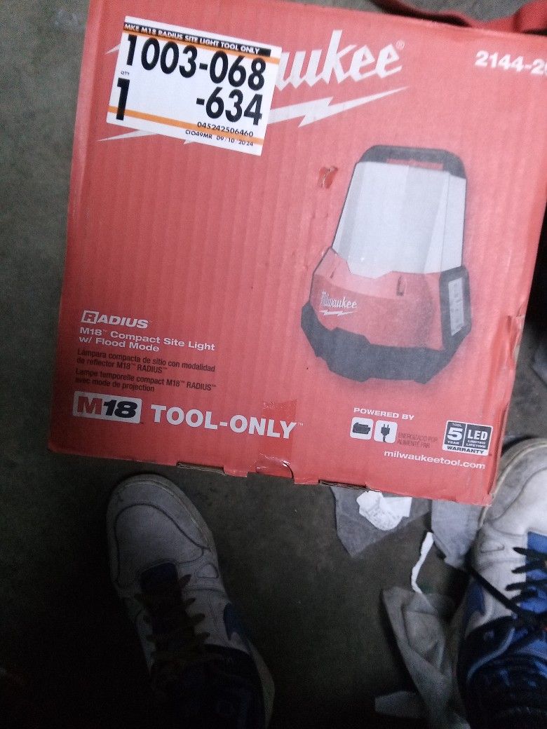 Milwaukee M18 RADIUS Compact Site Light W/ Flood Mode (Tool Only)
