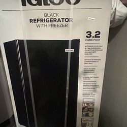 Brand New !Igloo refrigerator with freezer !
