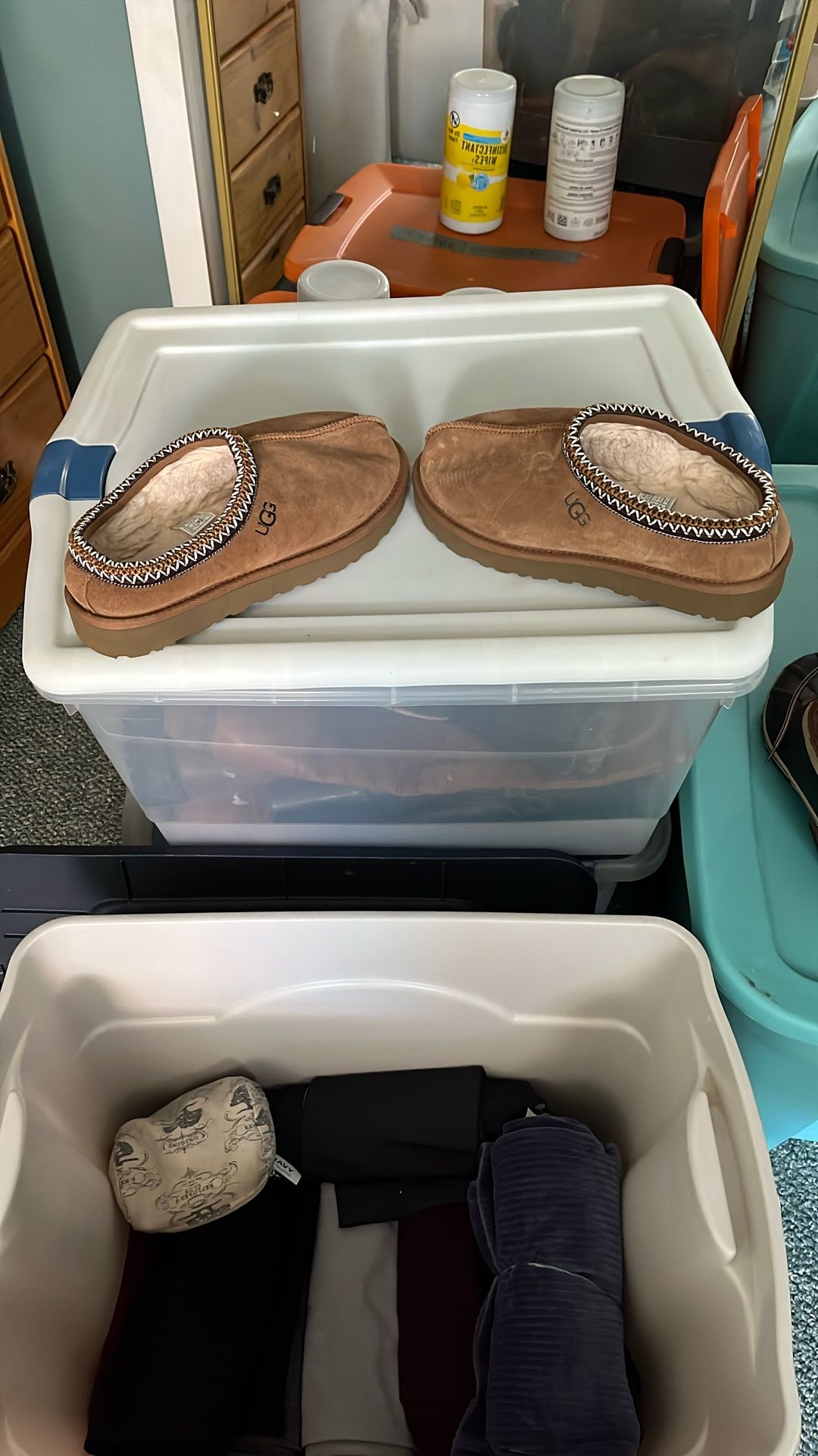 Women’s Chestnut Ugg Slippers Size 10