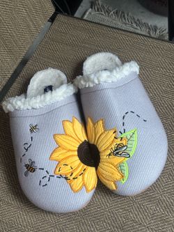 Good condition. Check photos    Lands' End faux fur shearling sunflower bee scuff slippers. These slippers feature an embroidered sunflower and bee de