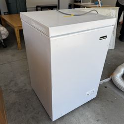 Magic Chef 3.5 cu. ft. Manual Defrost Chest Freezer in White Excellent Condition Like New