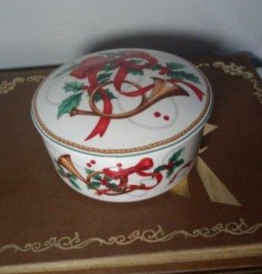 MIKASA PORCELAIN TRINKET BOX 5"×2"