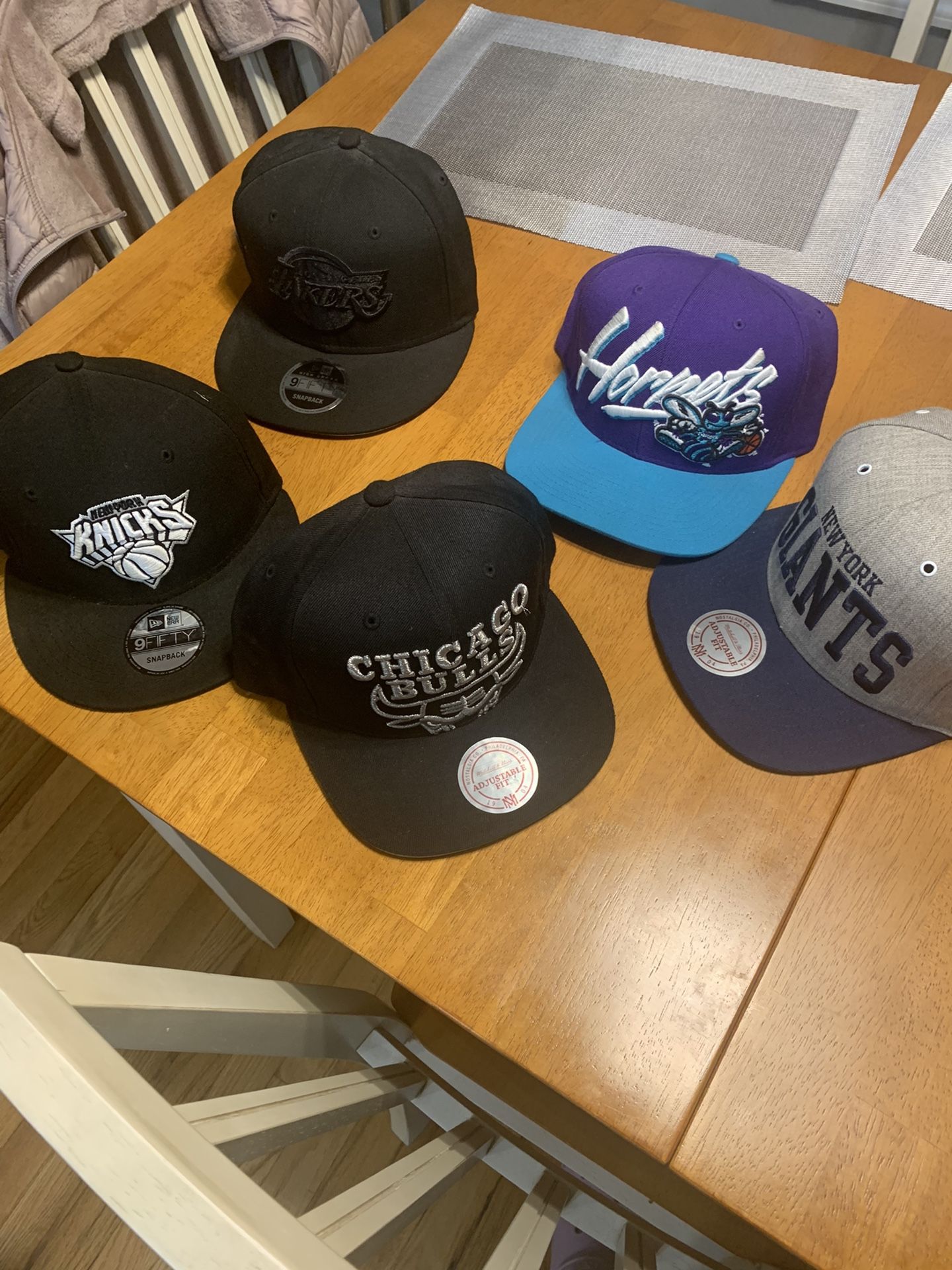 Snap back hats, Lakers, Hornets, Knicks, Bulls and Giants