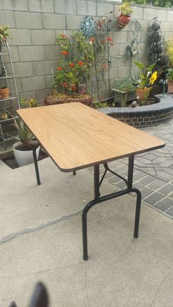 DELUXE SOLID FOLDABLE TABLE
