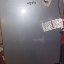 Whirlpool Mini Fridge W/Freezer