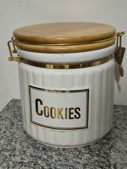CERAMIC -WOOD LID CANISTER/ COOKIE JAR 8"×6"