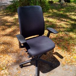 NICE ADJUSTABLE STEELCASE AMIA OFFICE CHAIR 