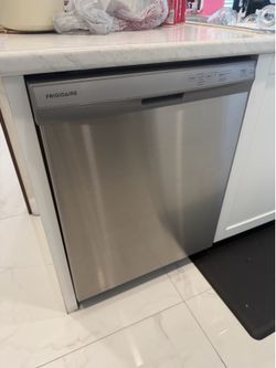 Frigidaire 24-in Front Control Built-in Dishwasher ( Stainless Steel ) , MaxDry , 54-Decibel