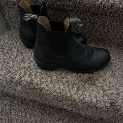 women’s black leather blundstones size 9 - lightly used